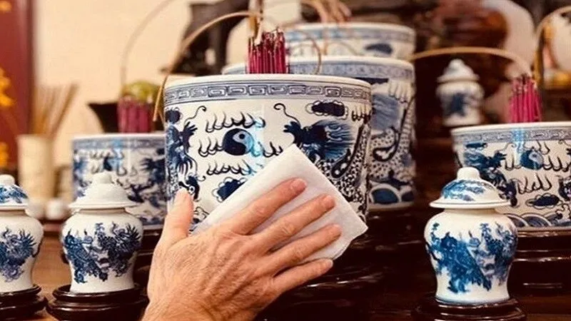 Đừng quên lau dọn và thắp hương cho bàn thờ tổ tiên